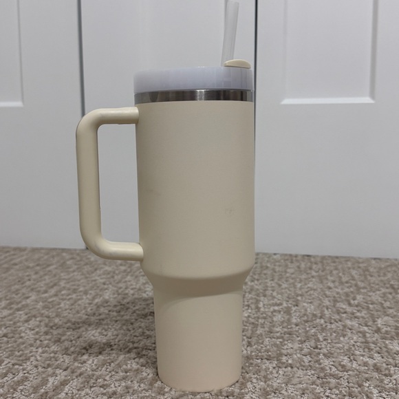 Stanley 40 oz Quencher Tumbler Cream Neutral Handle Straw Lid - Picture 6 of 6
